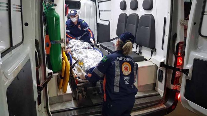 A vítima recebeu os primeiros socorros de uma equipe do Samu e foi levada em estado grave para a emergência do hospital João Paulo II.