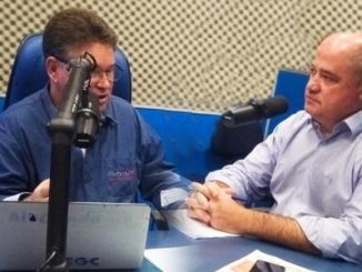O prefeito Marcito Pinto (PDT) durante entrevista à rádio Alvora de Rondônia falando sobre os diversos benefícios que a obra de saneamento básico trará para a cidade.