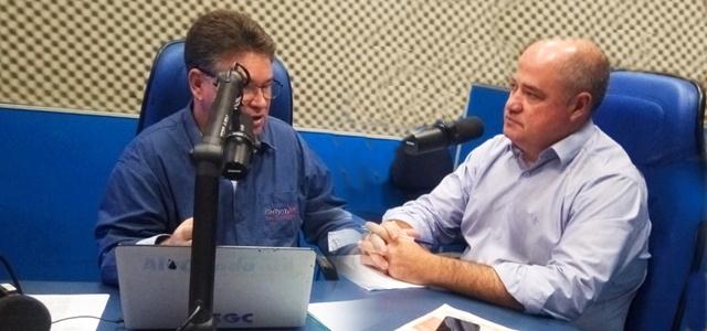 O prefeito Marcito Pinto (PDT) durante entrevista à rádio Alvora de Rondônia falando sobre os diversos benefícios que a obra de saneamento básico trará para a cidade.