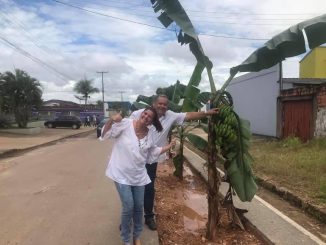 Protesto bem-humorado de moradores da rua São Luiz, em Ji-Paraná ganhou as redes sociais; o abandono da empreiteira sobre a instalação de uma adutora da Caerd provocou transtorno à população.