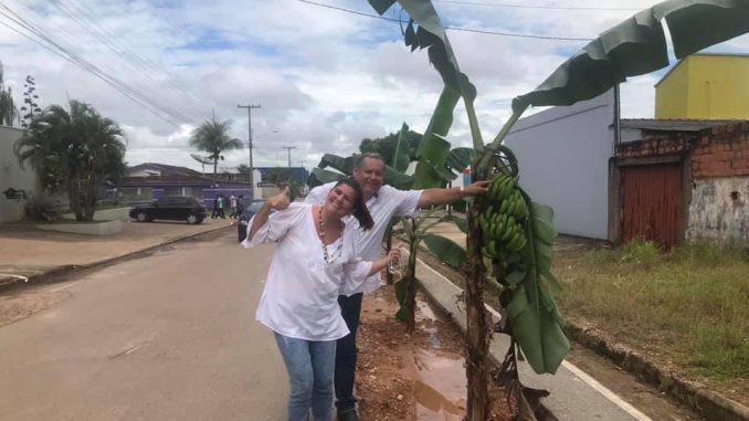 Protesto bem-humorado de moradores da rua São Luiz, em Ji-Paraná ganhou as redes sociais; o abandono da empreiteira sobre a instalação de uma adutora da Caerd provocou transtorno à população.
