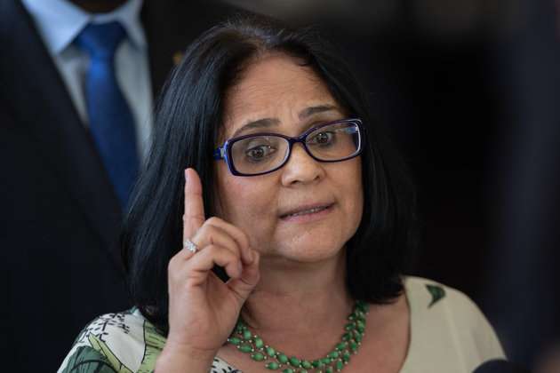 © SERGIO LIMA via Getty Images Damares Alves, a ministra responsável pelo Ministério da Mulher, da Família e dos Direitos Humanos, recebeu um exemplar do kit