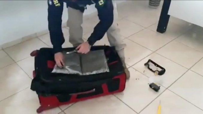 Cena gravada pela PRF sobre o flagrante da droga que estava camuflada em uma bolsa.