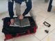 Cena gravada pela PRF sobre o flagrante da droga que estava camuflada em uma bolsa.