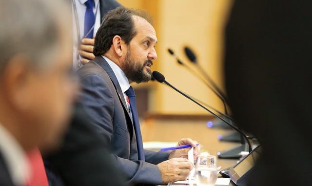 O parlamentar explica que a Policlínica Estadual de Ji-Paraná deverá oferecer serviços em fisioterapia, odontologia, psicologia, serviço social, nutrição, atendimento psicossocial, gestação de alto risco, assistência à saúde do idoso e contar com pelo menos 30 especialidades médicas.