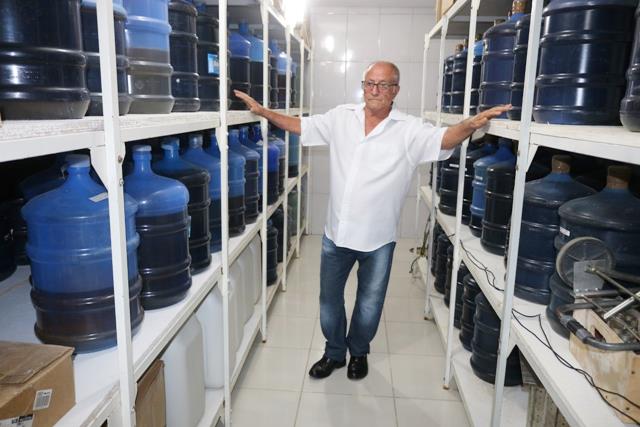 O professor de história José Carlos começou a fazer licor para consumo próprio; os amigos gostaram tanto que acabou virando um negócio.