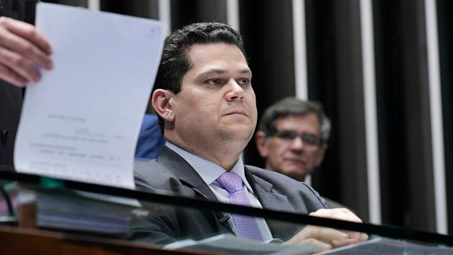 Para presidente do Senado, mudança proposta pelo governo viola a Constituição