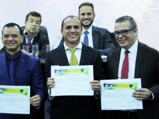 O empresário Hugo Lopes Araújo (centro), e os advogados Alexandre Alves Ramos e Marco Antônio Duarte Silva, receberam da Câmara dos Vereadores título de “Cidadão Honorário Ji-paranaense”
