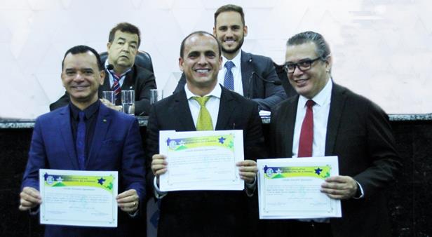 O empresário Hugo Lopes Araújo (centro), e os advogados Alexandre Alves Ramos e Marco Antônio Duarte Silva, receberam da Câmara dos Vereadores título de “Cidadão Honorário Ji-paranaense”