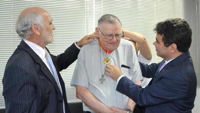 Aos 82 anos Dom Moacyr foi homenageador pelo Ministério Público do Acre por conta do vasto histórico de ações e boas obras que muito beneficiaram o estado do Acre em sua missão religiosa.