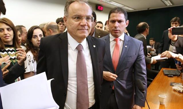 Parecer do deputado Samuel Moreira será votado por comissão especial.