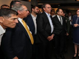 Santos Cruz na comitiva de Bolsonaro durante viagem a Dallas (Foto: Marcos Côrrea/PR)