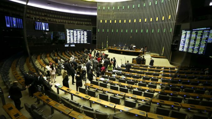 O plenário da Câmara dos Deputados aprovou o Projeto de Lei 6433/13, que permite ao delegado de polícia adotar medidas de urgência para proteger mulheres vítimas de agressão. Foto: Marcelo Camargo/Agência Brasil