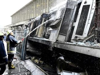 Bombeiros trabalham no local do acidente - AFP