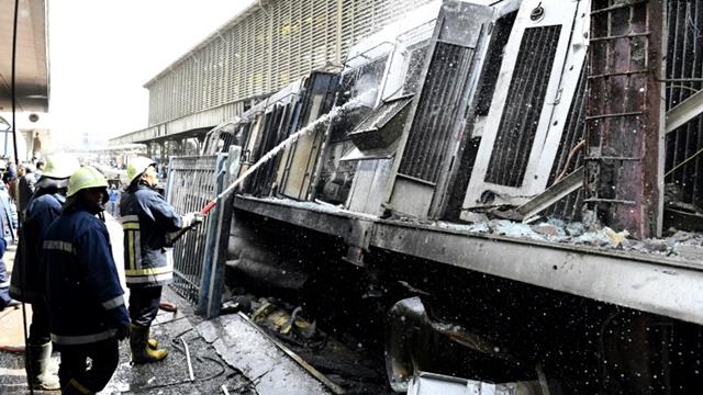 Bombeiros trabalham no local do acidente - AFP