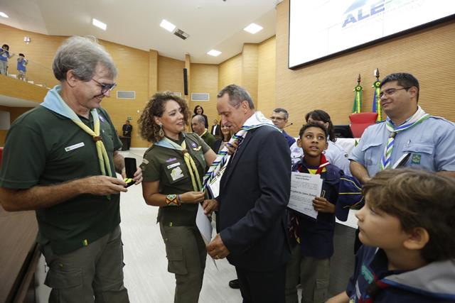 O proponente da sessão, Lazinho da Fetagro, foi surpreendido com uma Medalha de Gratidão