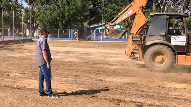 O vereador Marcelo Lemos (PSD) acompanha o início da construção do campo de futebol de gramado sintético.