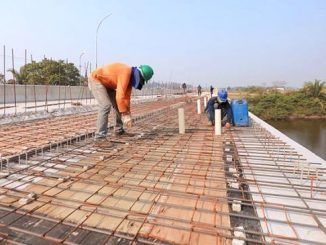 A ponte de concreto tem mais de 150 metros de comprimento por 11 metros de largura