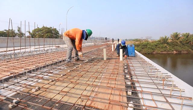 A ponte de concreto tem mais de 150 metros de comprimento por 11 metros de largura