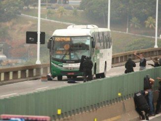 Sequestrador é baleado após manter reféns em ônibus Foto: Fabiano Rocha / Agência O Globo