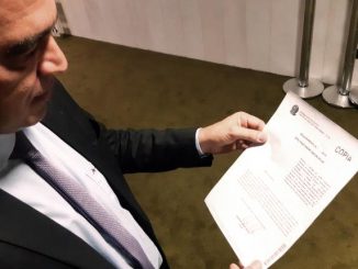 Deputado André Abdon (PP/MA), com requerimento para retirar assinatura da CPI da Lava Jato. [Foto Erick Mota] [Congresso em Foco]