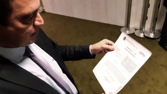Deputado André Abdon (PP/MA), com requerimento para retirar assinatura da CPI da Lava Jato. [Foto Erick Mota] [Congresso em Foco]