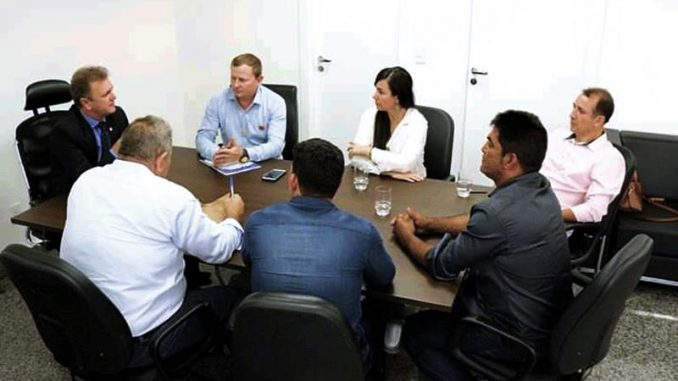 Em reunião, prefeita e vereadores agradeceram ao ao deputado Luzinho pela liberação dos recursos para compra de duas ambulâncias.