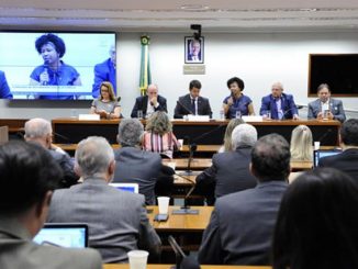 A deputada federal Sílvia Cristina durante a reunião com o ministro Mandetta na Comissão de Seguridade Social da Câmara dos Deputados.