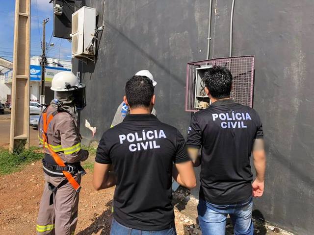 Acompanhamento da polícia civil a uma equipe da Energisa para verificar sobre a suspeita do desvio de energia elétrica.