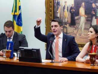 O presidente da CCJ, Felipe Francischini, o autor da proposta, Alex Manente, e a relatora, Caroline de Toni