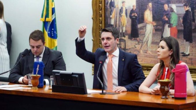O presidente da CCJ, Felipe Francischini, o autor da proposta, Alex Manente, e a relatora, Caroline de Toni