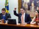 O presidente da CCJ, Felipe Francischini, o autor da proposta, Alex Manente, e a relatora, Caroline de Toni