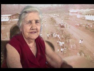 Hilda Travaim sobre vista parcial de um dos primeiros desfiles de Sete de Setembro em Ouro Preto/RO quando ainda era projeto de colonização do Incra. - Arte: Roberto Gutierrez