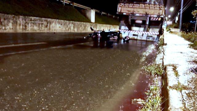 Morre ao bater de moto em uma carreta