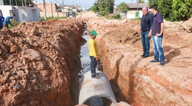 Prefeitura faz a drenagem da Rua Rio Branco