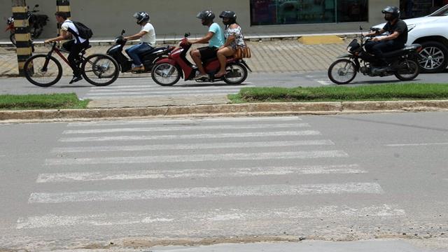 Vereador quer recuperações de faixas e redutores de velocidade