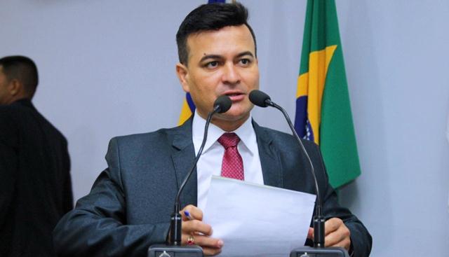 Edivaldo Gomes apresenta anteprojeto que estabelece prazos para a Caerd