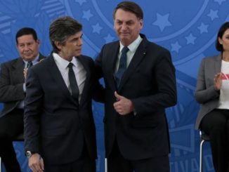 Bolsonaro dá posse ao novo ministro da Saúde