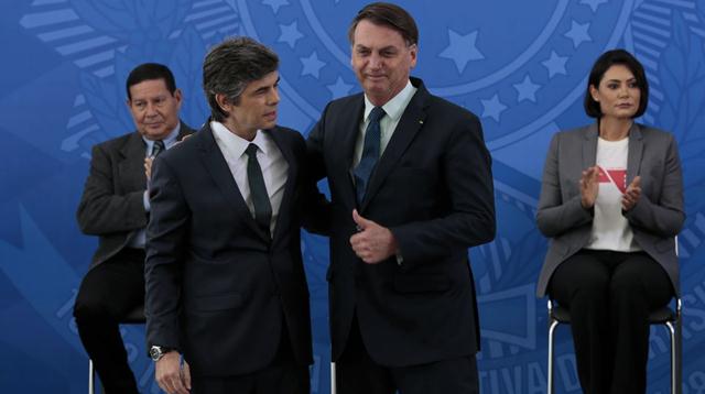Bolsonaro dá posse ao novo ministro da Saúde