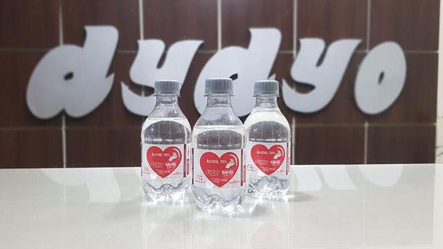 Dydyo e Kaiary realizam doação de álcool 70%