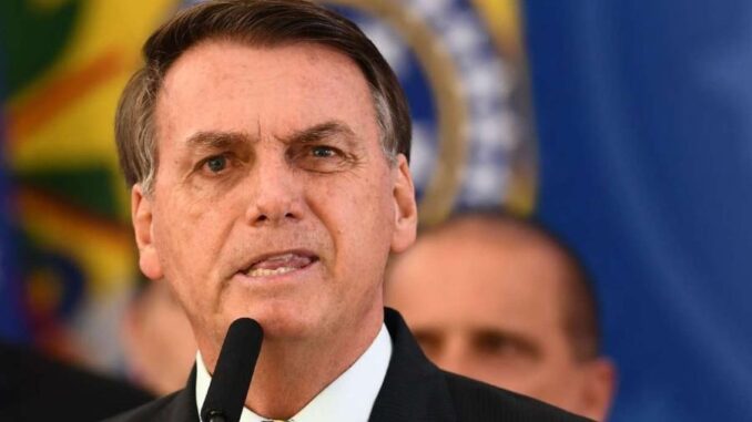 Bolsonaro ironiza e diz que irá convidar até 1.300 pessoas para churrasco... - Veja mais em https://noticias.uol.com.br/politica/ultimas-noticias/2020/05/08/bolsonaro-ironiza-e-diz-que-ira-convidar-ate-1300-pessoas-para-churrasco.htm?utm_source=chrome&utm_medium=webalert&utm_campaign=politica&cmpid=copiaecola