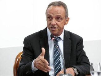O deputado Lazinho da Fetagro preocupado com a cadeia produtiva do leite no Estado e uma possível crise no setor, principalmente devido ao baixo preço pago pelo litro de leite pelos laticínios aos produtores, tem agido com proposição de leis e outras medidas que venham amparar o setor apoiando o produtor, impulsionando toda a cadeia leiteira e fomentando a economia. Entre as novas ações apresentou o Projeto de Lei 601/20 estabelecendo a obrigatoriedade de adesão ao Conselho Paritário de Produtores e Indústrias de Leite do Estado de Rondônia (Conseleite-RO) por todos os laticínios instalados em Rondônia. O projeto foi aprovado pela Assembleia Legislativa, em Sessão Ordinária, nesta terça-feira (19), e aguarda pela sanção do governador do Estado. A defesa pela inserção de laticínios no Conseleite, se dá por acreditar na função do conselho de proporcionar transparência na análise do mercado leiteiro; disponibilizar valores de referência a serem pagos na matéria prima leite, considerando o preço de custo do produtor, o custo da indústria e os valores de venda do leite e seus subprodutos; mostrar com clareza a capacidade de pagamento da indústria; e fornecer aos produtores um referencial para a negociação do preço a ser pago pelo leite. “O Conseleite surgiu como resposta a necessidade de se dar grandes passos na direção do desenvolvimento do setor leiteiro do nosso Estado. Foi uma das soluções encontradas para a construção de medidas que contemplassem produtores e indústrias e amenizassem os conflitos muito frequentes em função da oscilação no preço do leite”, explicou. O deputado ainda informa que atualmente, as indústrias que compõem o conselho beneficiam 60%, em média, do leite produzido em Rondônia. “É por esse motivo que o Estado precisa fomentar, e até mesmo condicionar a adesão das demais empresas, para assegurar o acesso aos dados de toda a cadeia produtiva do leite, possibilitando ainda mais assertividade nos valores de referência publicados pelo Conseleite”, reforçou. Ainda de acordo com o projeto de lei, as empresas de laticínios que não aderirem ao Conseleite terão os incentivos e benefícios fiscais concedidos pelo Estado de Rondônia suspensos até que formalizem a adesão ao conselho. Os incentivos e benefícios fiscais serão restabelecidos assim que a empresa formalizar a adesão e ocorrer a aprovação do colegiado. Mais fiscalização O deputado Lazinho da Fetagro também encaminhou requerimento ao Governo do Estado, extenso ao Instituto de Defesa do Consumidor (PROCON), bem como a todo e qualquer órgão de controle e fiscalização, solicitando providências para que sejam intensificadas as fiscalizações para coibir a prática de preços abusivos dentro do comércio. O parlamentar relata que, segundo várias denúncias, o aumento dos preços tem acontecido especialmente por conta da pandemia do novo coronavírus (covid-19). “E, com o aumento da demanda de alguns produtos, tem ocorrido a escassez e consequente aumento significativo de preços, atingindo o fornecedor, mas sobretudo o consumidor; e esta prática precisa ser identificada e punida de forma mais intensa e ininterrupta”, observou o parlamentar. Para ele, diante dessa prática ilegal cabe ao poder executivo intervir nas situações. “O aumento de preços com vistas ao aumento arbitrário dos lucros, obriga constitucionalmente o Poder Público a atuar”.