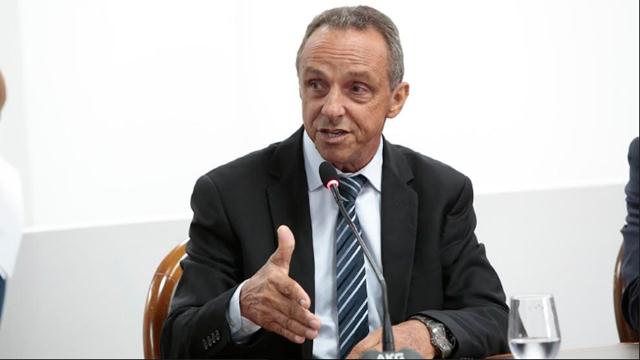 O deputado Lazinho da Fetagro preocupado com a cadeia produtiva do leite no Estado e uma possível crise no setor, principalmente devido ao baixo preço pago pelo litro de leite pelos laticínios aos produtores, tem agido com proposição de leis e outras medidas que venham amparar o setor apoiando o produtor, impulsionando toda a cadeia leiteira e fomentando a economia. Entre as novas ações apresentou o Projeto de Lei 601/20 estabelecendo a obrigatoriedade de adesão ao Conselho Paritário de Produtores e Indústrias de Leite do Estado de Rondônia (Conseleite-RO) por todos os laticínios instalados em Rondônia. O projeto foi aprovado pela Assembleia Legislativa, em Sessão Ordinária, nesta terça-feira (19), e aguarda pela sanção do governador do Estado. A defesa pela inserção de laticínios no Conseleite, se dá por acreditar na função do conselho de proporcionar transparência na análise do mercado leiteiro; disponibilizar valores de referência a serem pagos na matéria prima leite, considerando o preço de custo do produtor, o custo da indústria e os valores de venda do leite e seus subprodutos; mostrar com clareza a capacidade de pagamento da indústria; e fornecer aos produtores um referencial para a negociação do preço a ser pago pelo leite. “O Conseleite surgiu como resposta a necessidade de se dar grandes passos na direção do desenvolvimento do setor leiteiro do nosso Estado. Foi uma das soluções encontradas para a construção de medidas que contemplassem produtores e indústrias e amenizassem os conflitos muito frequentes em função da oscilação no preço do leite”, explicou. O deputado ainda informa que atualmente, as indústrias que compõem o conselho beneficiam 60%, em média, do leite produzido em Rondônia. “É por esse motivo que o Estado precisa fomentar, e até mesmo condicionar a adesão das demais empresas, para assegurar o acesso aos dados de toda a cadeia produtiva do leite, possibilitando ainda mais assertividade nos valores de referência publicados pelo Conseleite”, reforçou. Ainda de acordo com o projeto de lei, as empresas de laticínios que não aderirem ao Conseleite terão os incentivos e benefícios fiscais concedidos pelo Estado de Rondônia suspensos até que formalizem a adesão ao conselho. Os incentivos e benefícios fiscais serão restabelecidos assim que a empresa formalizar a adesão e ocorrer a aprovação do colegiado. Mais fiscalização O deputado Lazinho da Fetagro também encaminhou requerimento ao Governo do Estado, extenso ao Instituto de Defesa do Consumidor (PROCON), bem como a todo e qualquer órgão de controle e fiscalização, solicitando providências para que sejam intensificadas as fiscalizações para coibir a prática de preços abusivos dentro do comércio. O parlamentar relata que, segundo várias denúncias, o aumento dos preços tem acontecido especialmente por conta da pandemia do novo coronavírus (covid-19). “E, com o aumento da demanda de alguns produtos, tem ocorrido a escassez e consequente aumento significativo de preços, atingindo o fornecedor, mas sobretudo o consumidor; e esta prática precisa ser identificada e punida de forma mais intensa e ininterrupta”, observou o parlamentar. Para ele, diante dessa prática ilegal cabe ao poder executivo intervir nas situações. “O aumento de preços com vistas ao aumento arbitrário dos lucros, obriga constitucionalmente o Poder Público a atuar”.