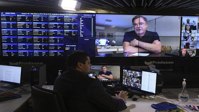 Servidor terá salário congelado até 2021, e dívidas com a União ficam suspensas Fonte: Agência Senado