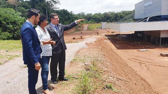A deputada esteve no local onde será o Centro, acompanhada do secretário da saúde e do coordenador do Centro de Reabilitação do Hospital de Amor