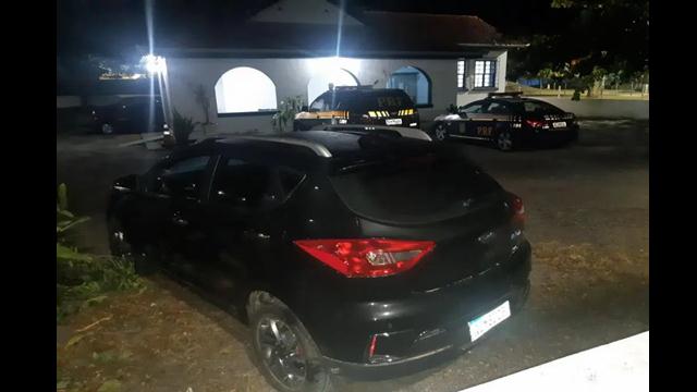 Rouba carro elétrico, tenta abastecer com gasolina e acaba preso