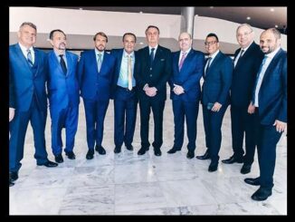 Bolsonaro recebe líderes evangélicos e ora contra "baderna"