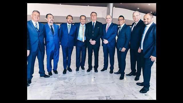 Bolsonaro recebe líderes evangélicos e ora contra "baderna"