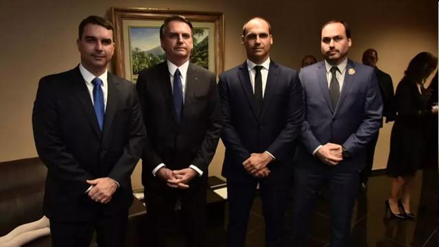 Rede de lojas denuncia fraudes com cartões dos Bolsonaros