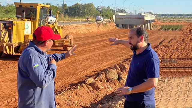 Laerte fiscaliza obras na ponte sobre o Rio Urupá